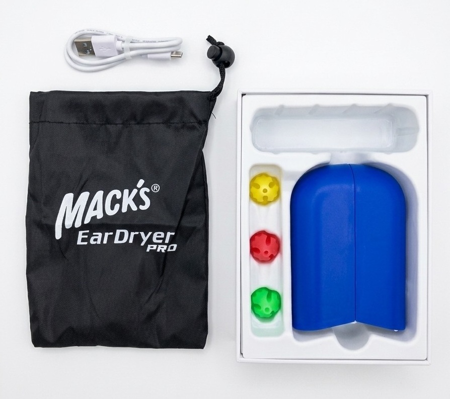Mack's Ear Dryer PRO 本体、イヤーピース、収納ポーチ、USBケーブルの実物写真（背景白）